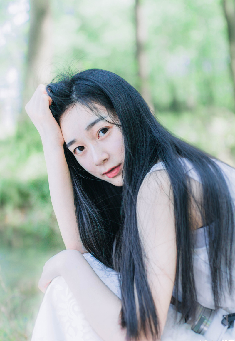 “若是招降张任的话，我倒有一计。”法正坐在庞统身侧，想了想，突然微笑道。